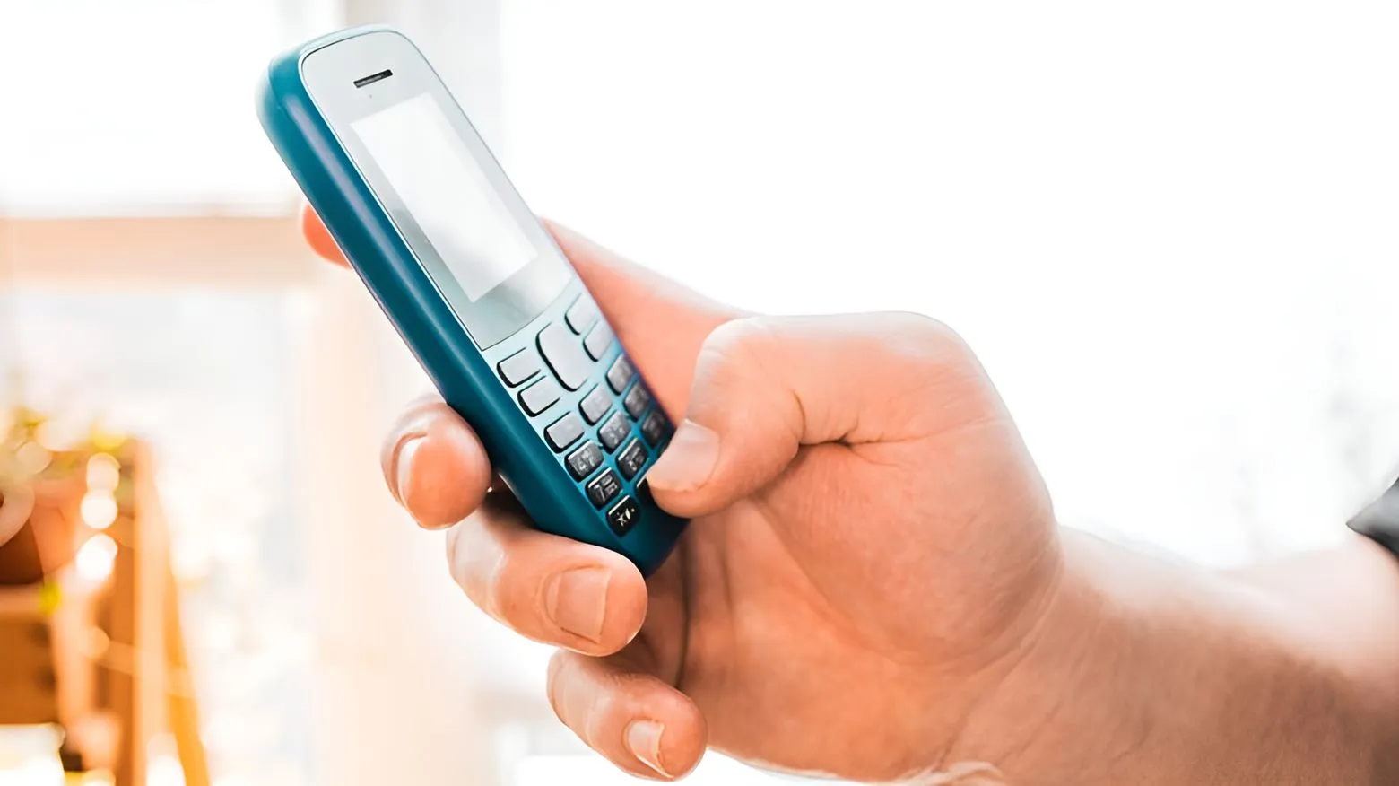 Holding dumbphone